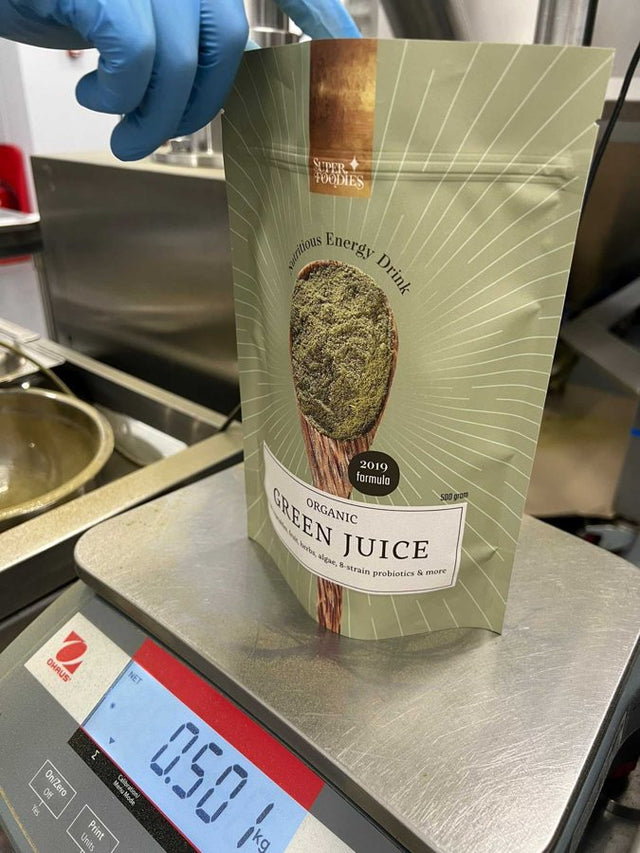 Een gevulde zak Green Juice op de weegschaal: 0,501 kilo