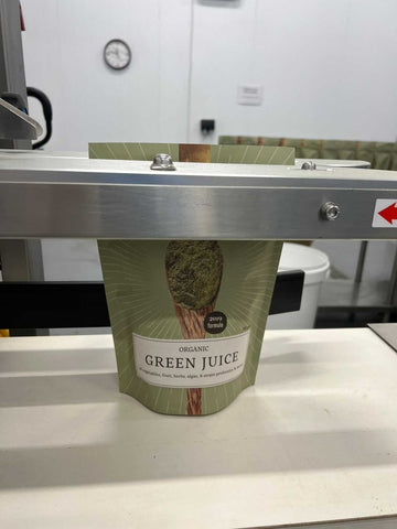 Een zak Green Juice gaat door de sealmachine