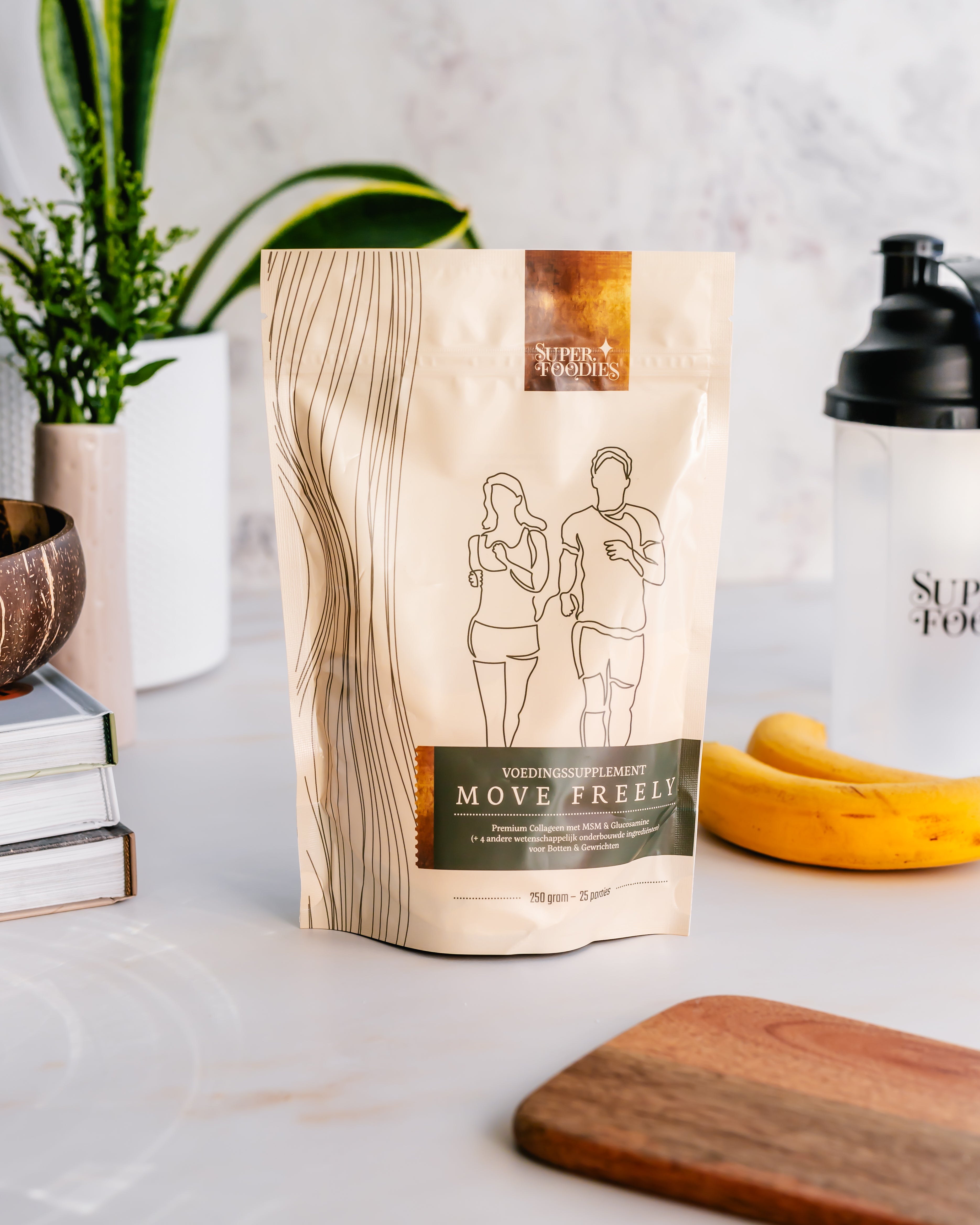 Superfoodies Move Freely pouch met collageen-poeder, shaker en planken op marmer